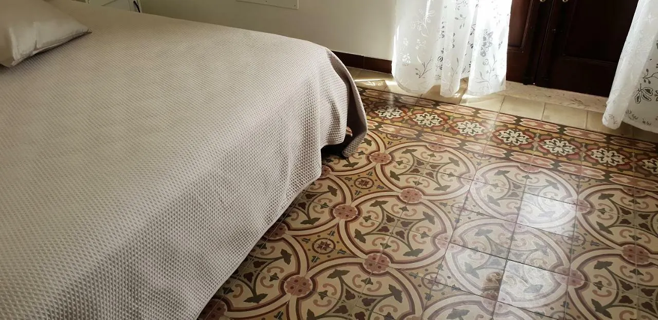 De Meo Guest House 卡斯泰拉马莱