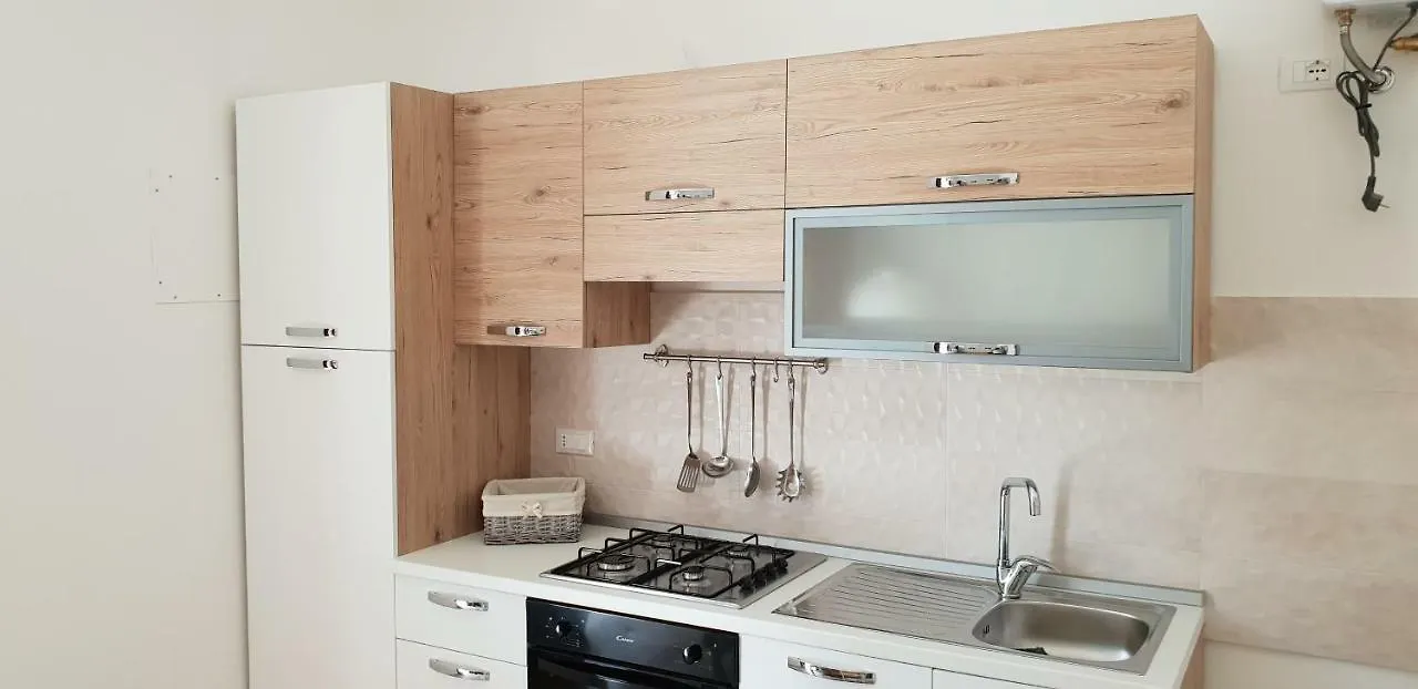 De Meo Guest House 카스텔라마레델골포 0*,