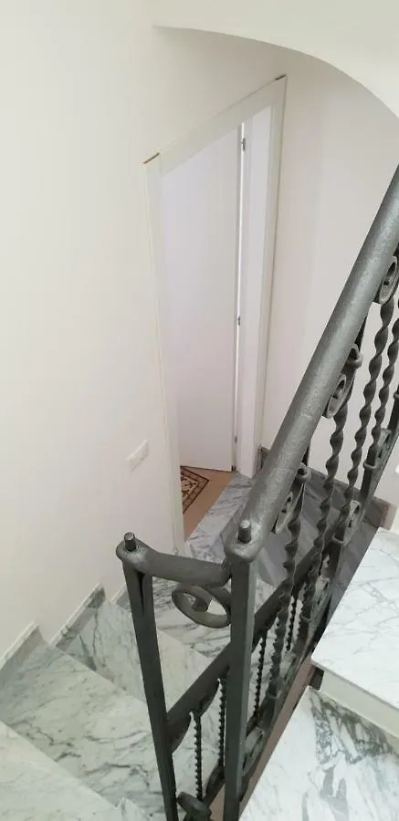 De Meo Guest House 卡斯泰拉马莱